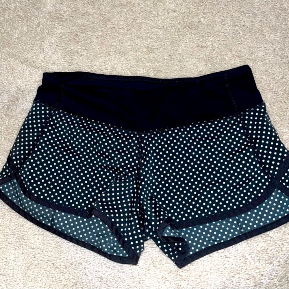Lululemon black with polka dots speed short 2.5” - size 6.  2-way stretch